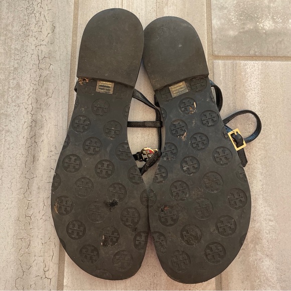 Tory Burch Emmy Black Leather T-Strap Flat Sandal Gold Logo Medallion Size 10.5 - Picture 7 of 10